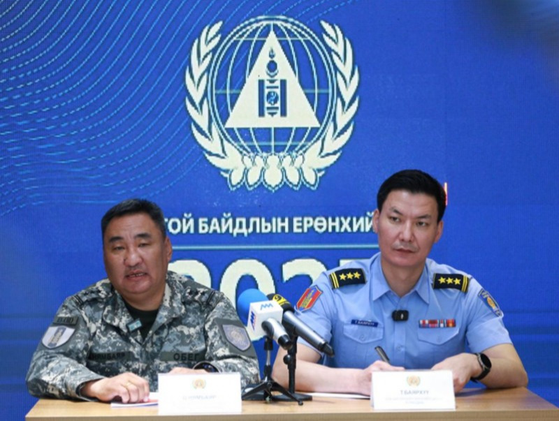 Нисдэг тэргээр хүч, хэрэгслийг түймрийн голомтод хүргэн, нөхцөл байдлыг тандаж байна